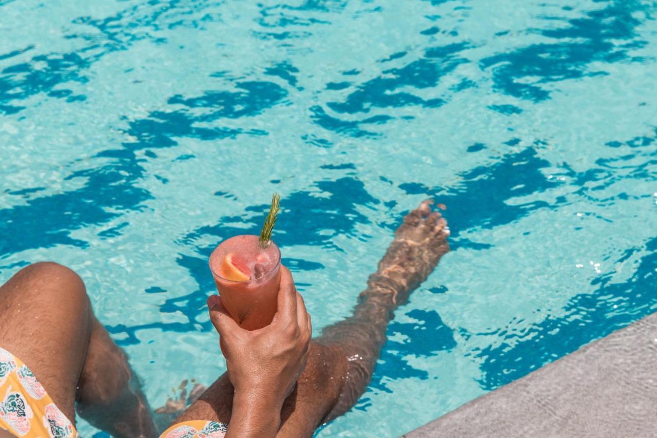 Jeddah Marriott Hotel Madinah Road Exterior foto A woman holding a cocktail in a swimming pool