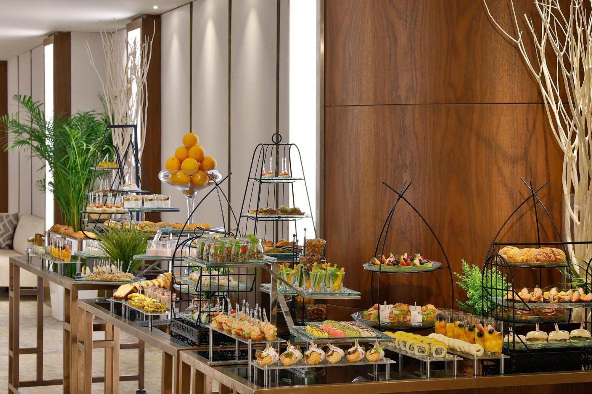 Jeddah Marriott Hotel Madinah Road Exterior foto A buffet at a hotel